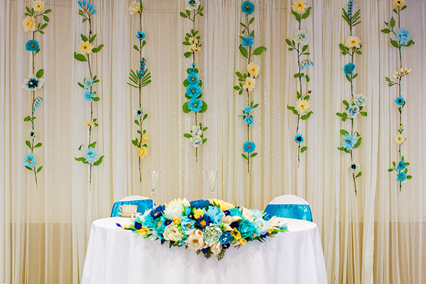 Tự tay làm background hoa tươi cho ngày cưới 